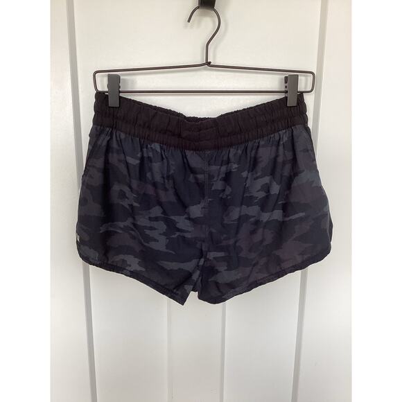 Vuori‎ women's clementine shorts black watercolor camo athletic gym - Picture 6 of 13
